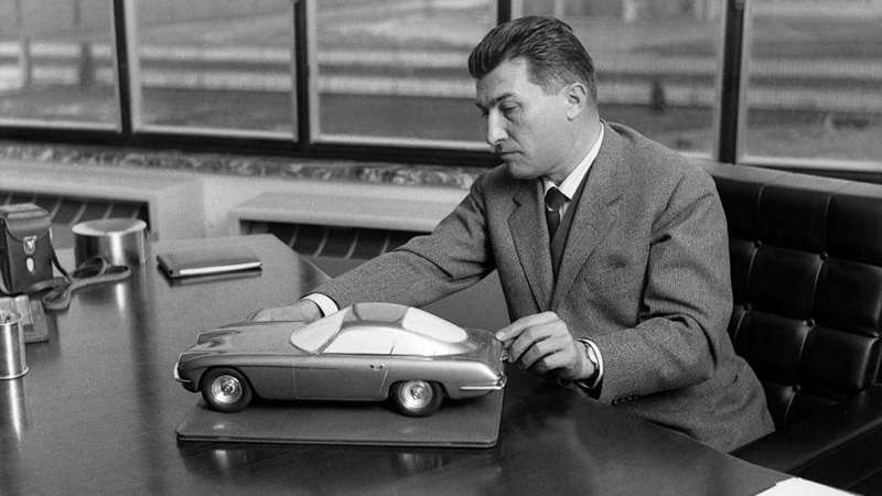 Феручио Ламборгини со макета на првиот модел од неговата спортска марка, Lamborghini 350 GT