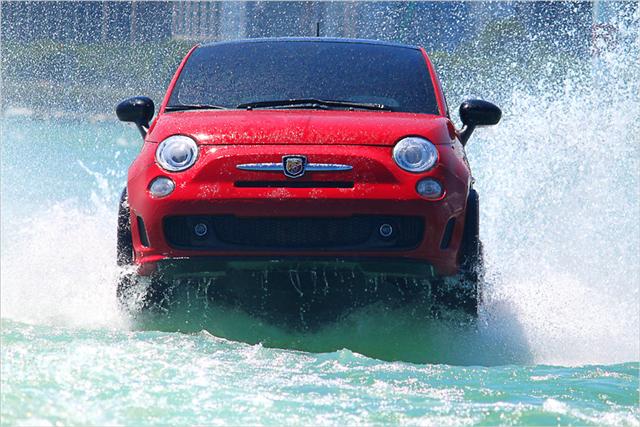 Fiat 500 се разладува во водите во Калифорнија