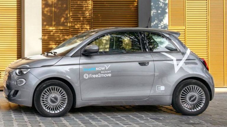 Тристотини електрични Fiat 500 за изнајмување низ Париз
