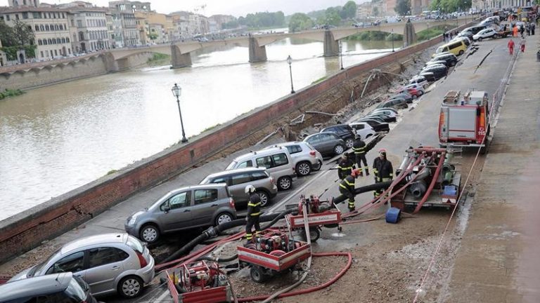 Дваесет автомобили пропаднаа во земја во Фиренца