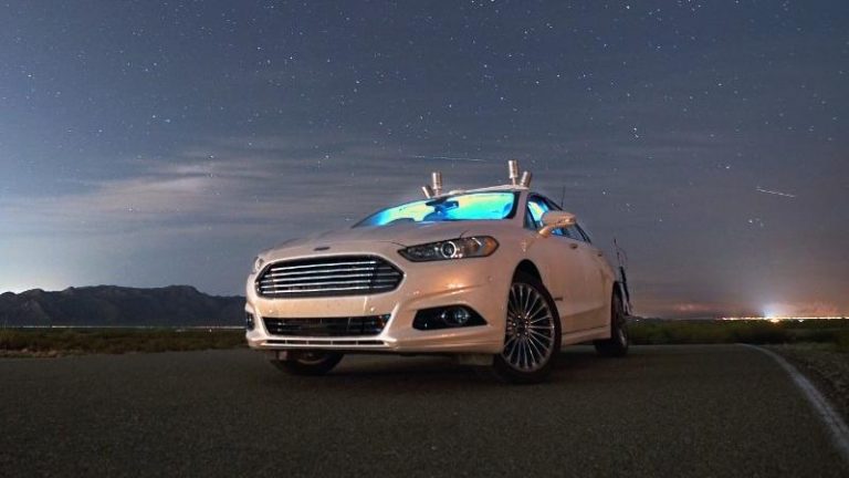 Зошто овој Ford вози во апсолутен мрак низ пустината?