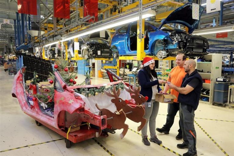 Санката на Дедо Мраз е црвена Ford Fiesta