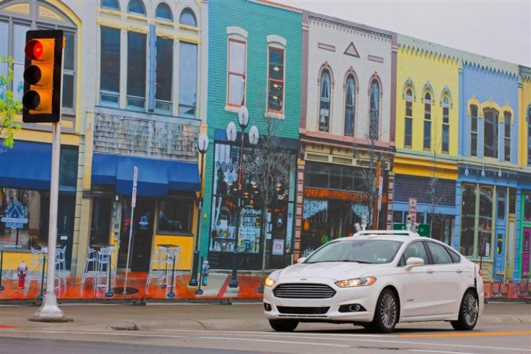 Ford тестира автономни возила во симулирана градска средина