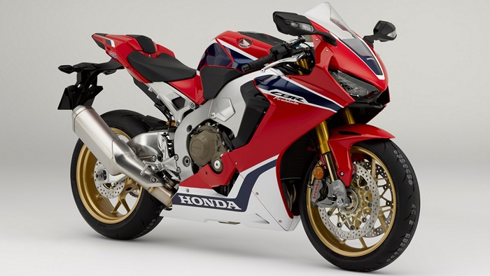 Honda со два нови Fireblade на салонот на мотоцикли Интермот