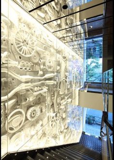 Intersect by Lexus е осмислен како центар во којшто се доживуваат принципите на марката, моделите тука имаат „споредно“ значење