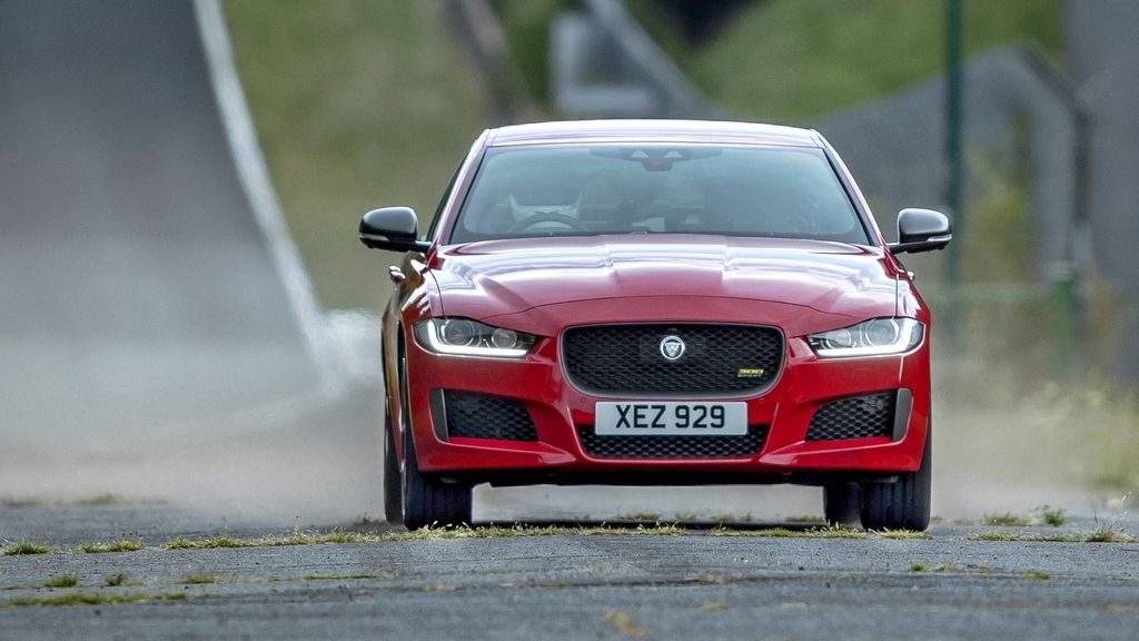 jaguar XE 300 Sport rekord Charade jaguar XE 300 Sport rekord Charade