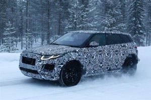 Електричниот погон за помалиот брат на F-Pace моментно се тестира на студ во модифицирана каросерија од Range Rover Evoque