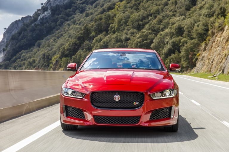 Jaguar тврди дека новиот XE вози подобро од BMW