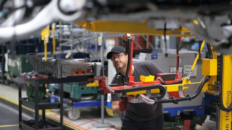 JLR вработува техничари, инженери, масовна електрификација на Jaguar и Land Rover