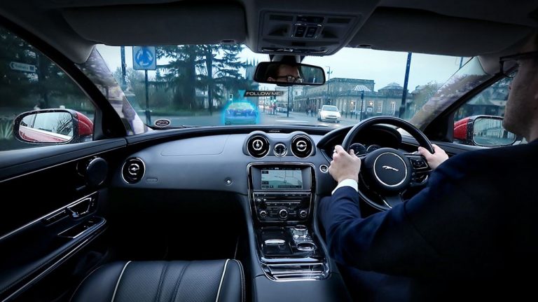 Jaguar Land Rover гледа низ столбови и следи автомобили-духови