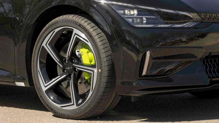 Kia EV6 GT при сопирање произведува 320 киловати