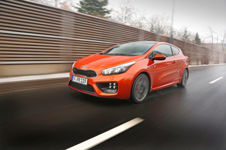 Golf GTI е количка на педали покрај оваа Kia