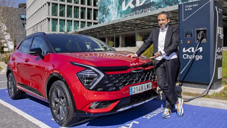 На шпанскиот тенор Запата ќе му биде тивко, но забавно во хибридна Kia Sportage