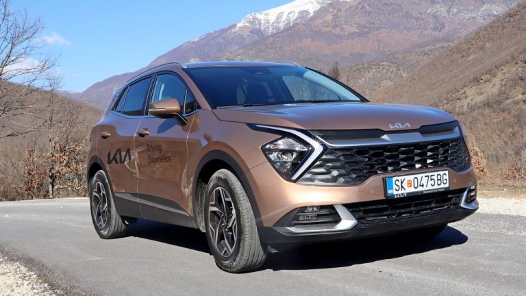 Првиот триумф на новиот Kia Sportage: Поевтин и поопремен од Hyundai Tucson