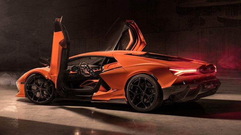 Lamborghini Revuelto е брз како струја: Три електромотори и V12