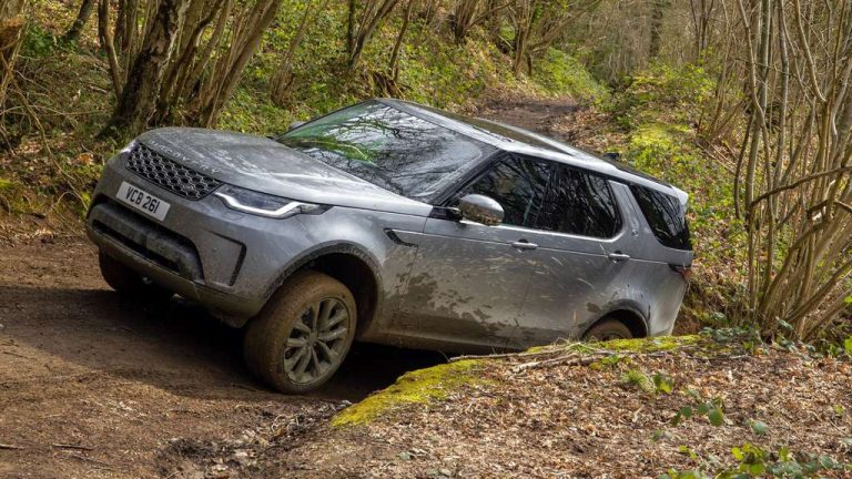 JLR бара нов сегмент да го смести Discovery, продажбатa ја носи Defender