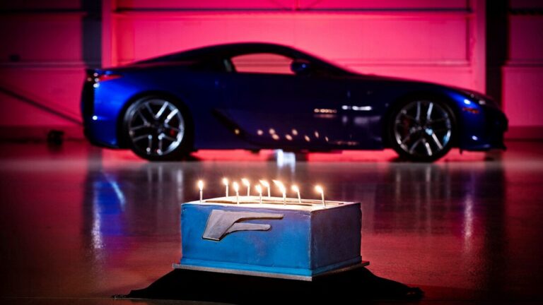 Lexus LFA одбележува десетгодишнина: Со годишна влезница за Нирбургринг