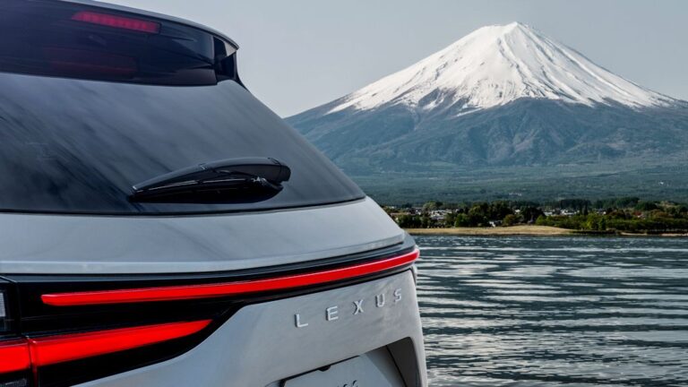 На новиот Lexus NX не му се чекаше до премиерата
