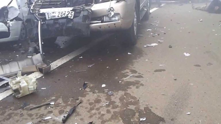 Масовен карамбол во Абу Даби: Стотици возила се исчукаа во пустината