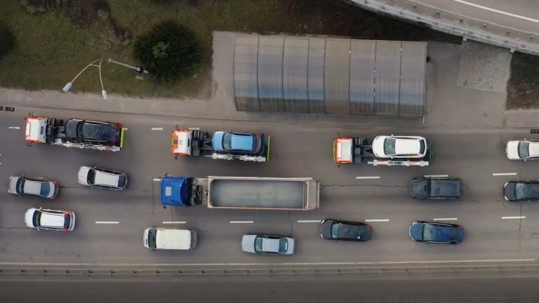 Турски пајак подигнува автомобил за 60 секунди