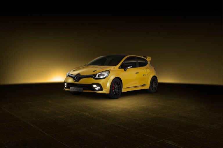 (Видео) Како Renault го претвори Clio во бесно автомобилче