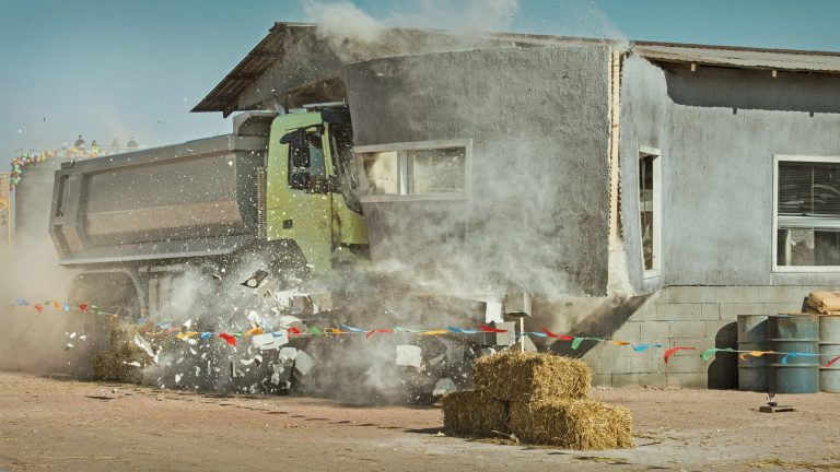 Четиригодишно девојче уништува цел камион – и Volvo е среќен од тоа?