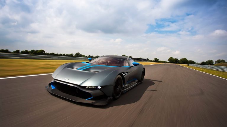 Сте виделе Aston Martin Vulcan во акција?