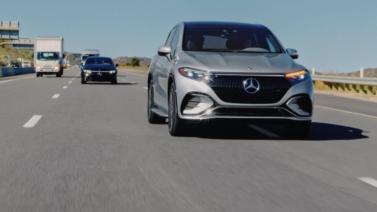 Mercedes умее да престигнува автоматски