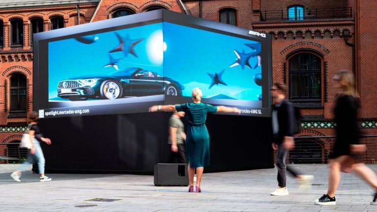 Рекламно пано на Mercedes игра заедно со минувачите