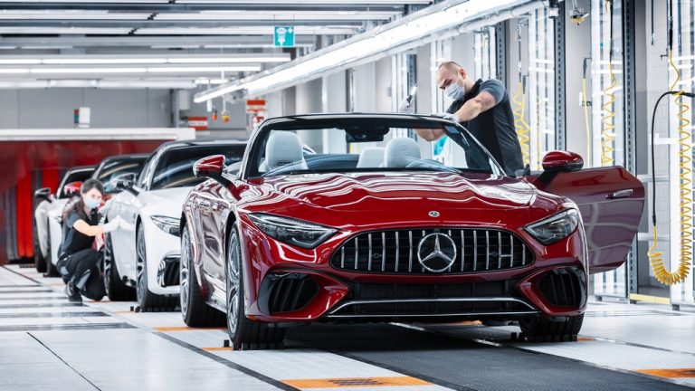 Mercedes-AMG стартува со нарачки за SL, а дизајнерот е…