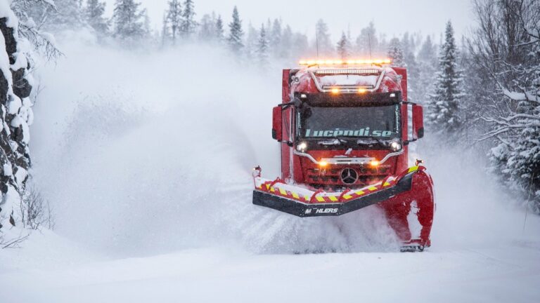 mercedes arocs чистење снег пат шведска