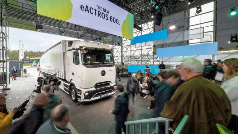 Дизел адио: 40-тонски Mercedes eActros минува 500 километри на струја