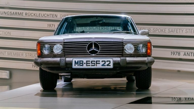 Лабораторијата за безбедност на Mercedes-Benz пред 50 години