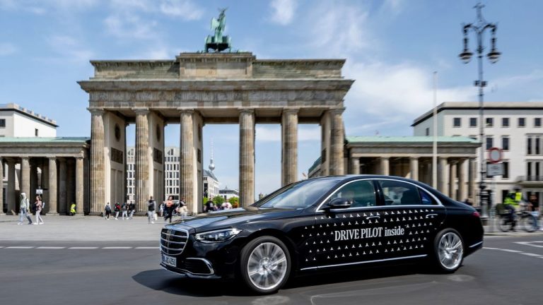 Mercedes Drive Pilot: Автопилот вози за 5.000 евра место возачот