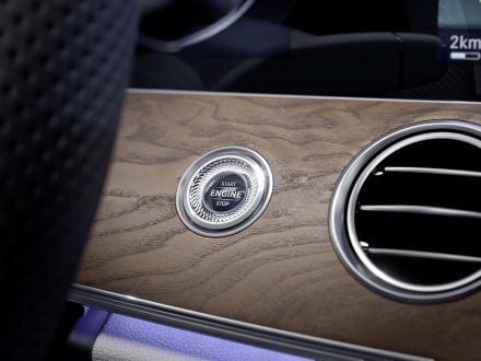 Mercedes продолжува на следното ниво на завршна изработка и користи дрво со отворени пори, но и возбудливи споеви на традицијата и авангардата