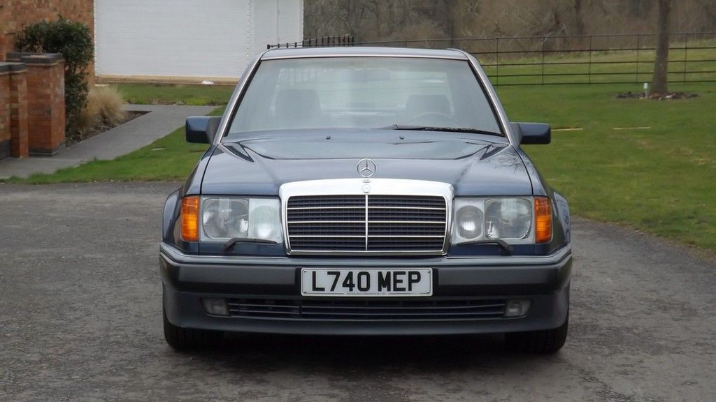 Mercedes 500E на Мистер Бин се продаде за 27.540 фунти