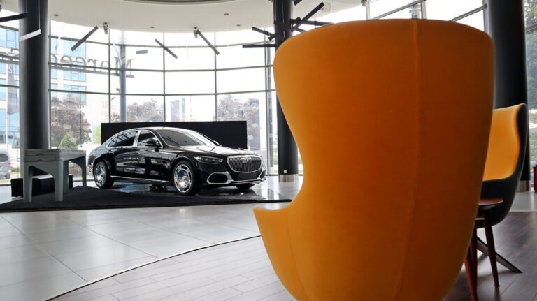 Maybach чека претседател во салонот на Мак Аутостар