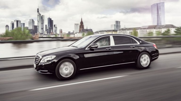 Овој четиритонски Mercedes и буквално е замок на тркала