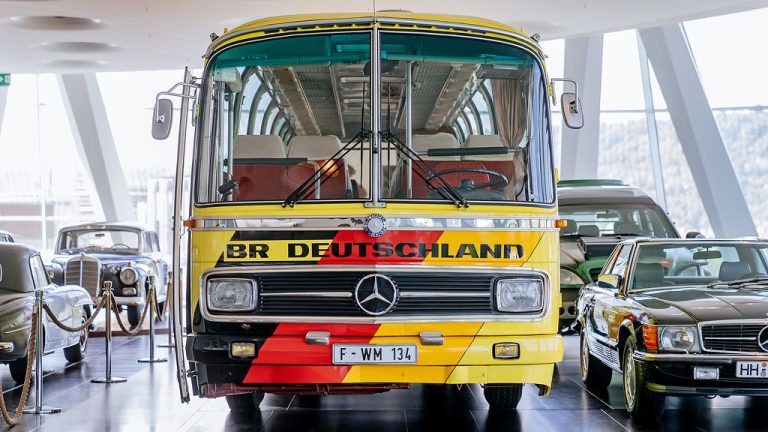 Овој Mercedes-Benz ги превезуваше фудбалерите на светското првенство во 1974