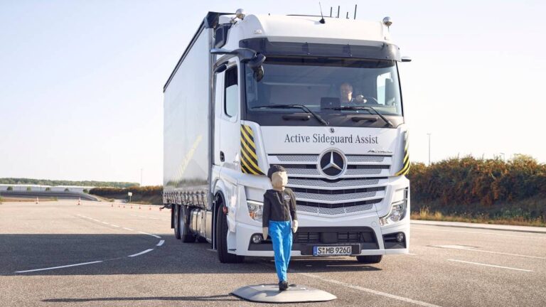Камиони на Mercedes запираат самостојно за да заштитат пешаци