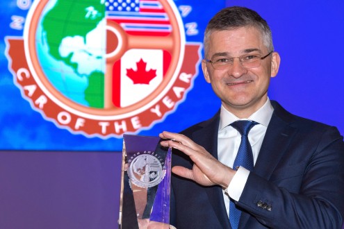 Американскиот шеф на Volkswagen, Михаел Хорн, со наградата за Golf