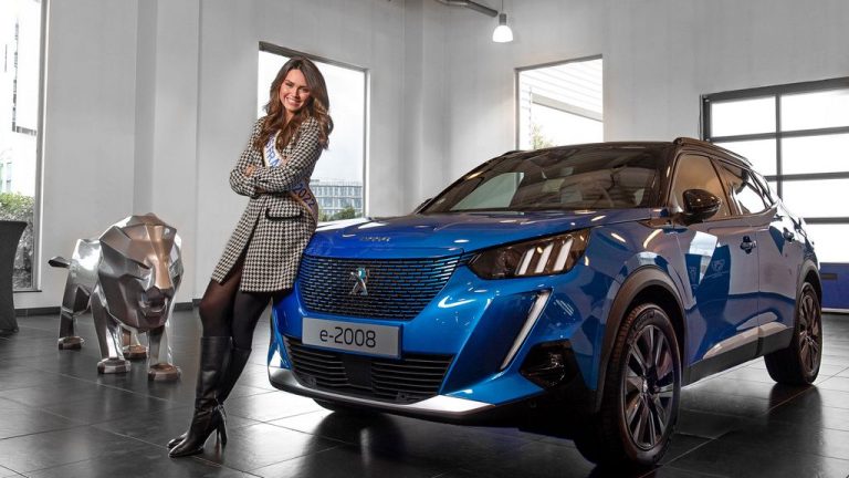 Мис на Франција вози електрично Peugeot е-2008