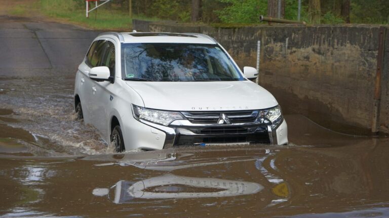 mitsubishi outlander phev pomos nepogodi