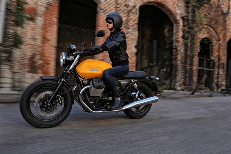 Moto Guzzi V7 II Stone: Компактна машина со цврст карактер