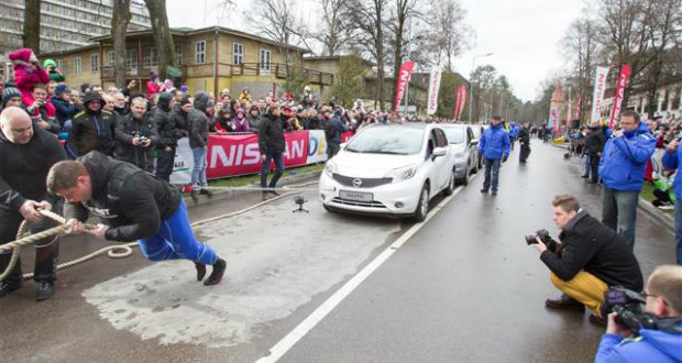 Светски рекорд со Nissan Note: Литванец влечеше 12 автомобили