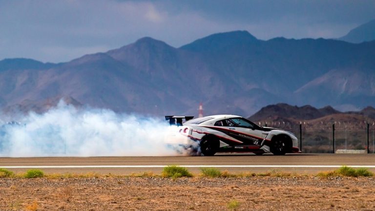 Рекорден дрифт за Nissan GT-R: Лизгање со 300 километри на час