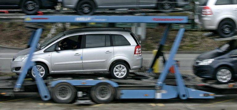 Нов автомобил е поевтин од една година користен автомобил според What Car