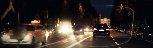 Новата технологија користи повеќе слоевиод метални пареи, место фолии или колорни филтри, со кои се намалува заслепувањето при ноќно возење