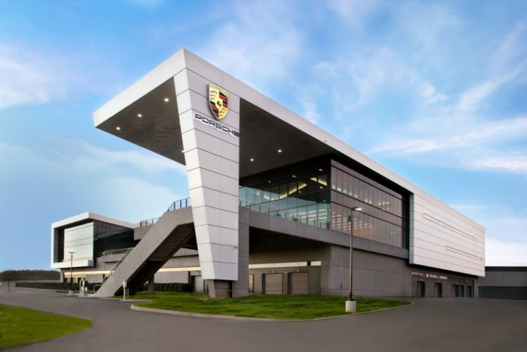 Спектакуларен центар на Porsche отворен во Америка