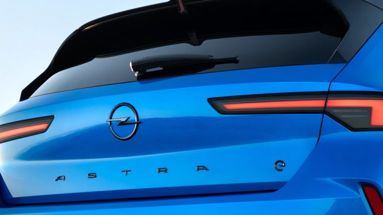 Opel Astra вози на струја и ништо не ѝ фали